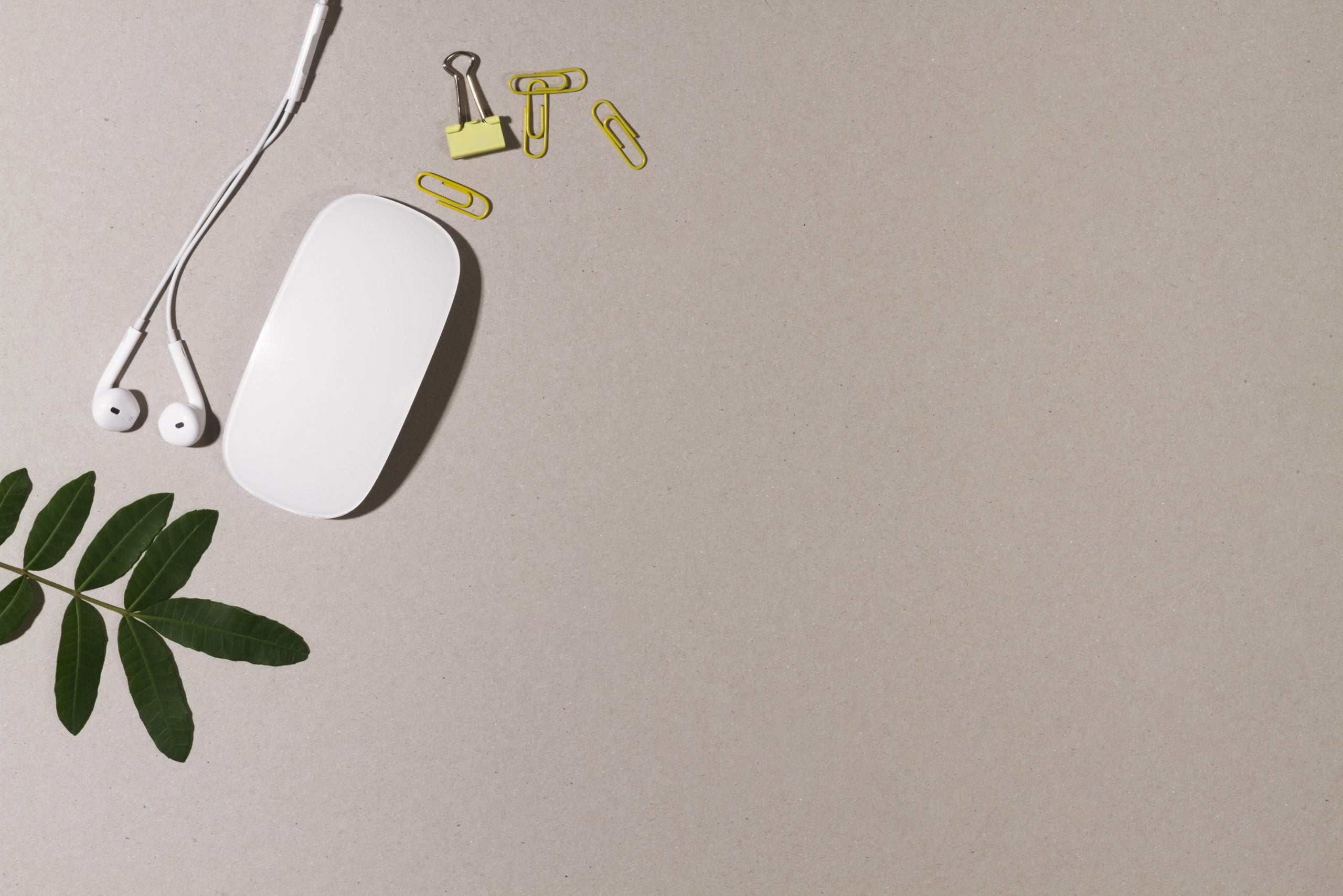 souris-ordinateur-entouree-materiel-bureau The-Berni-Agency-Team